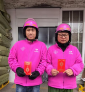 <b>是带着一副温暖的笑容</b>