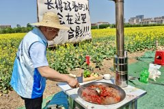 盐河街道吴圩小区的李先生望着延长向远方的花