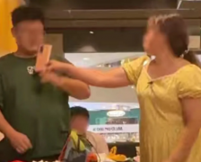 一位女子由于看到其他顾客留下的食物被及时清