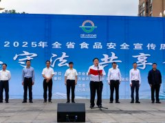 吸引会人员和本地群众驻脚征询取品鉴